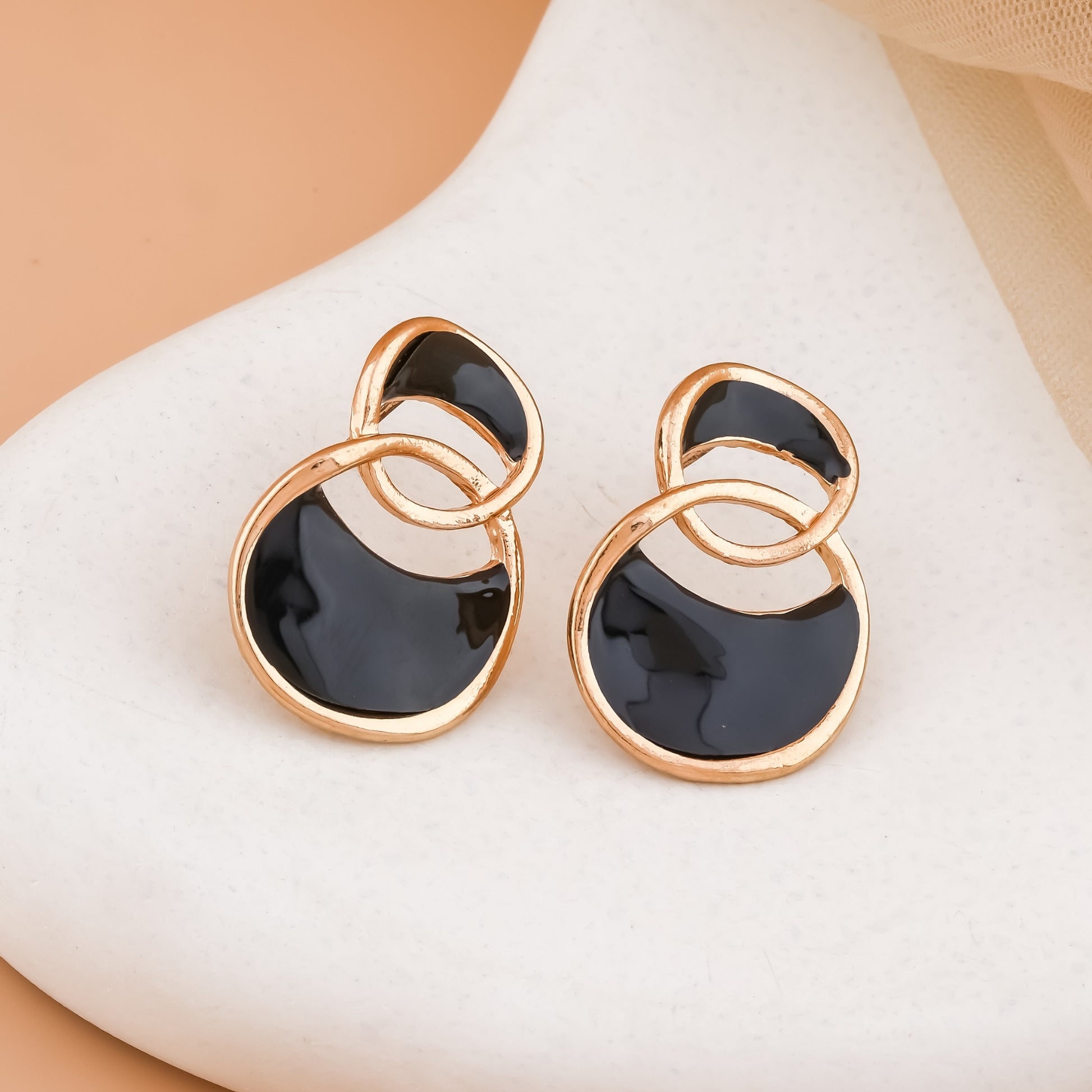 Interlinked Circle Stud Earrings